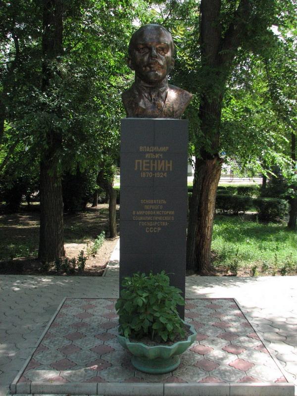 Byust Lenina v Armyanske