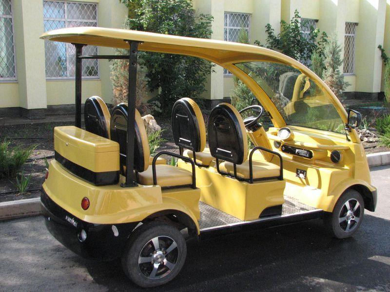 002 Zheltij elektromobil v Safari-parke Tajgan on zhe Park lvov