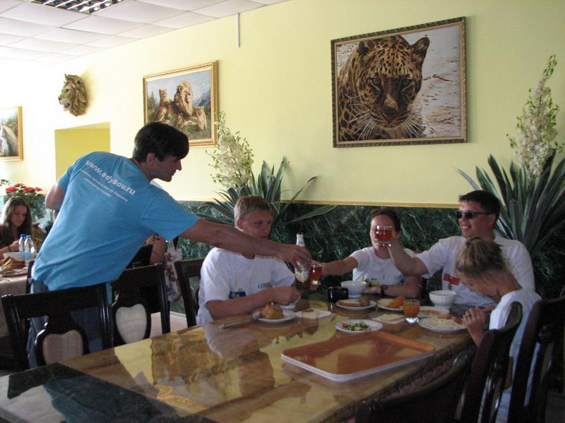Obed soforumcev v kafe Belij lev v Safari parke Tajgan stol TipiTip