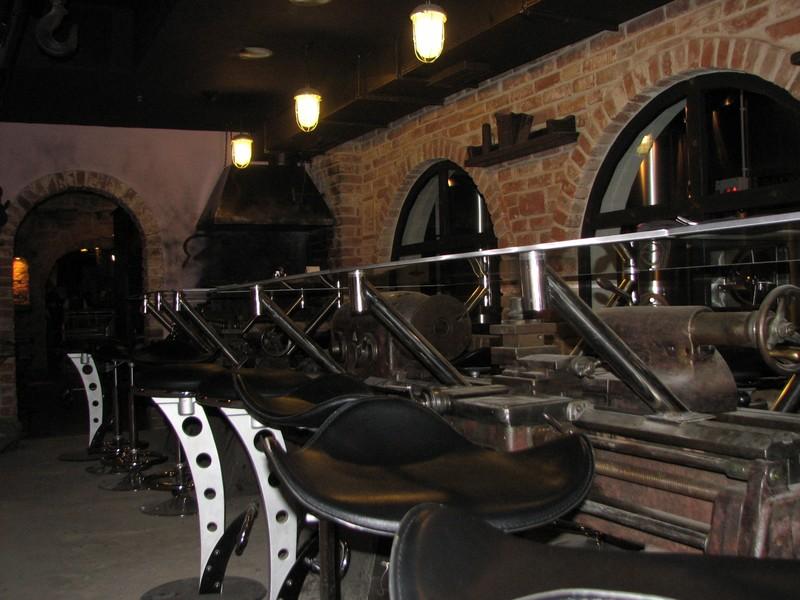 015 Restoran Balagan City Voronezh stoli-stanki v ryad v Tyuremnom tupike