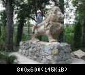 005 Savka na skulpture lva v Safari-parke tajgan on zhe Park  lvov