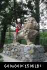 004 Ksenya na skulpture lva  v Safari-parke tajgan on zhe Park  lvov