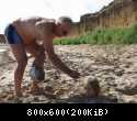 Ksenina golova na peske na plyazhe u lagerya na Belyause 2